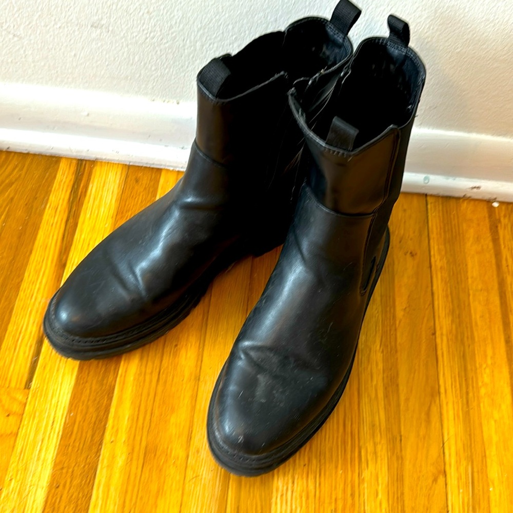 Women’s black boot